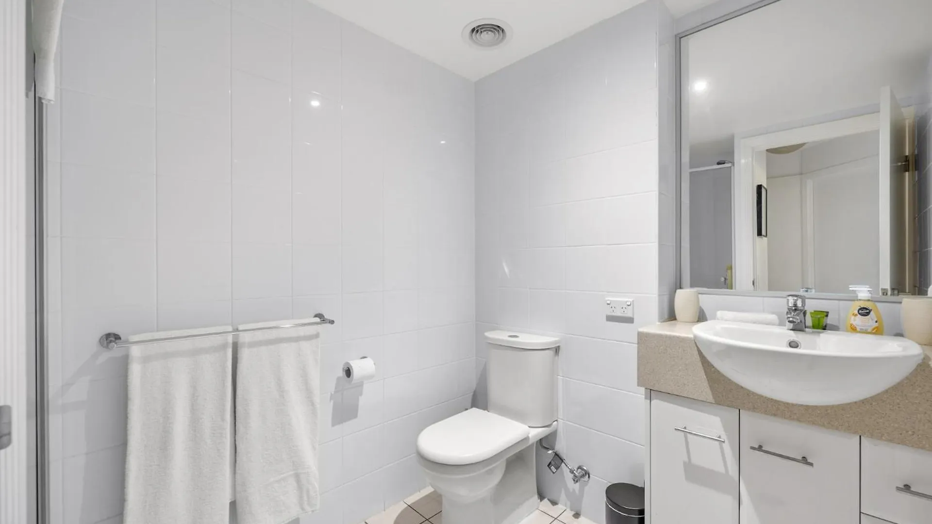 Tingeera Bespoke Beachfront Apartments Hervey Bay 0*,  Australia