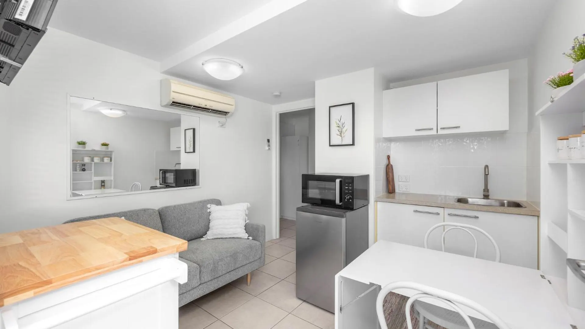 Aparthotel Tingeera Bespoke Beachfront Apartments Hervey Bay