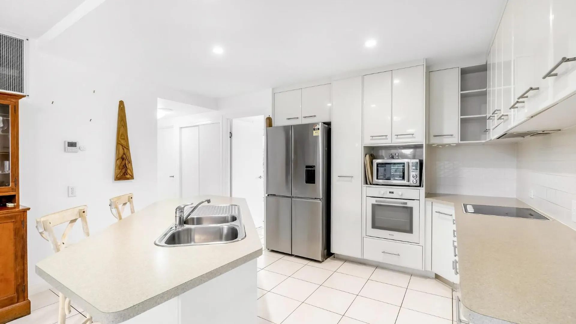 Aparthotel Tingeera Bespoke Beachfront Apartments Hervey Bay