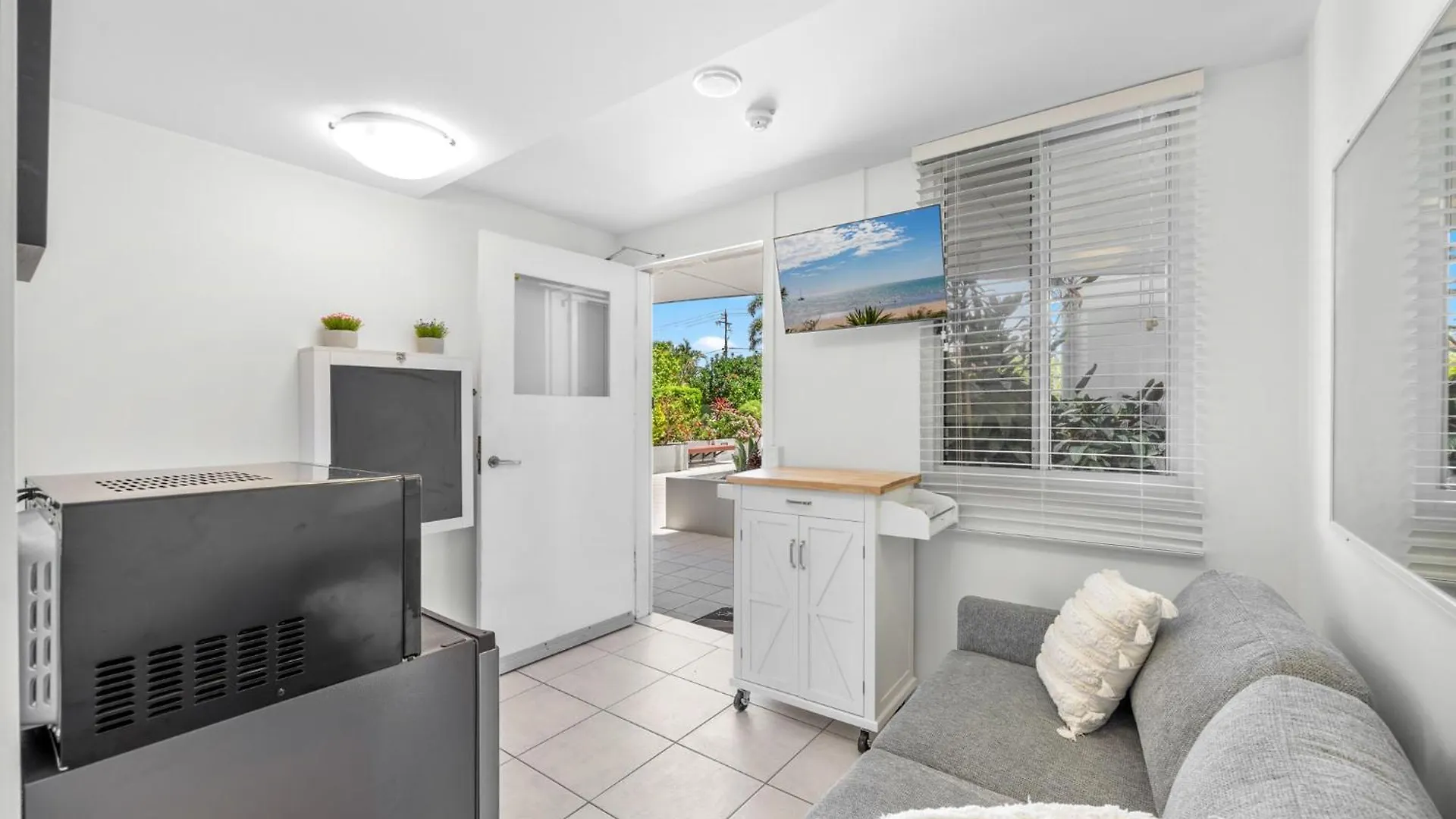 Tingeera Bespoke Beachfront Apartments Hervey Bay