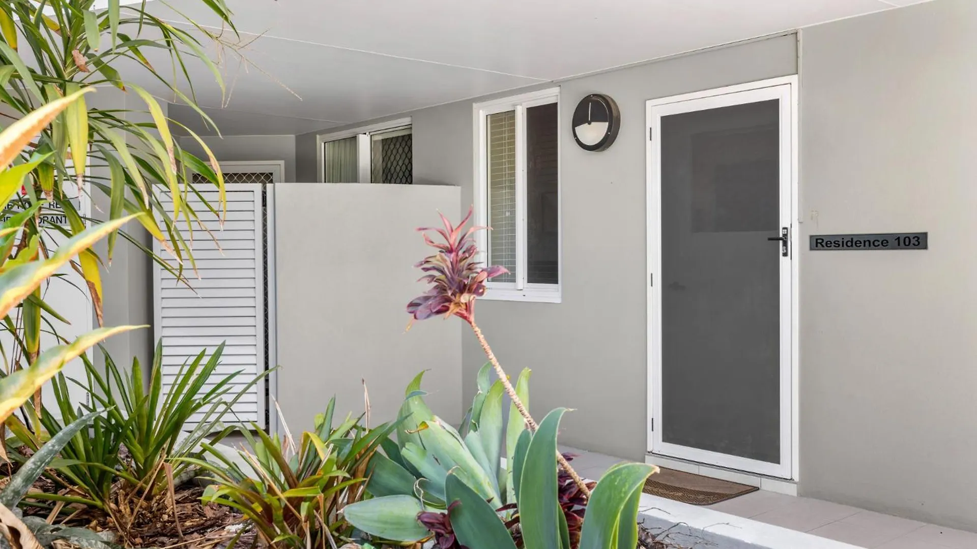 Tingeera Bespoke Beachfront Apartments Hervey Bay 0*,  Australia
