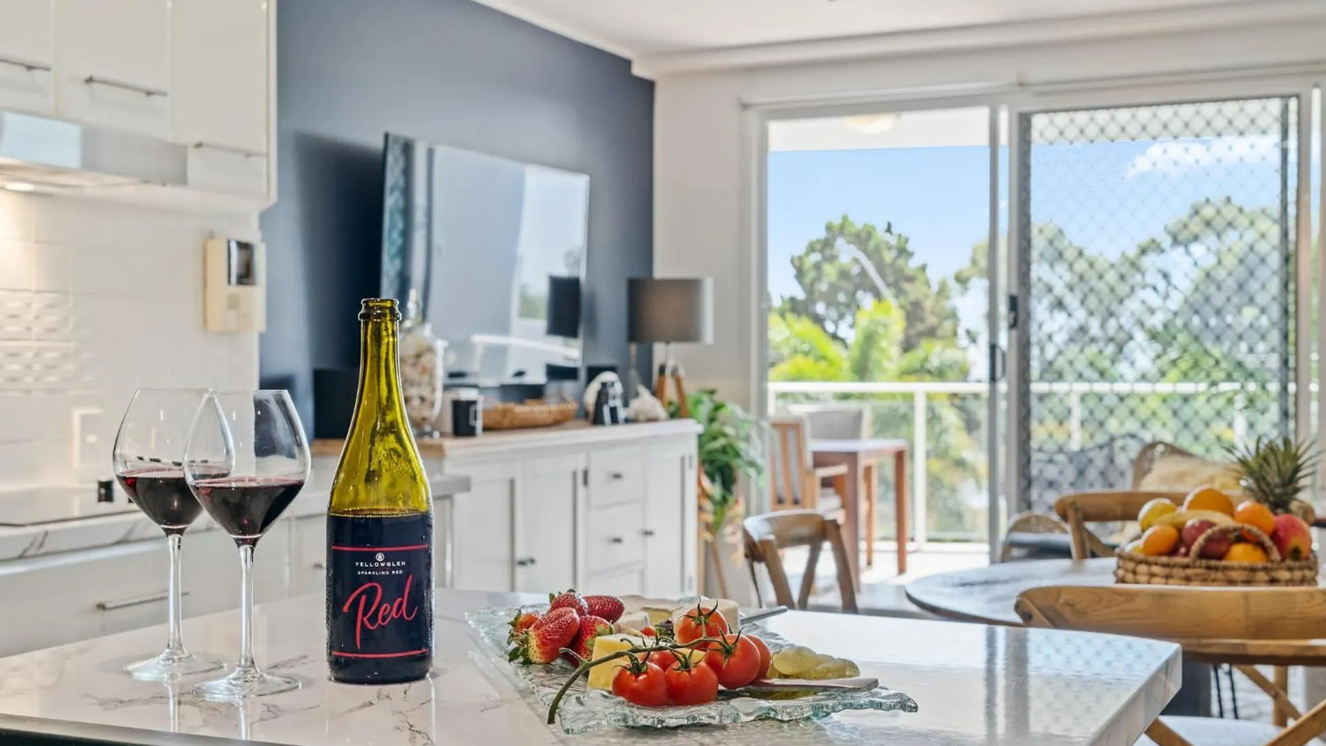 Aparthotel Tingeera Bespoke Beachfront Apartments Hervey Bay Australia